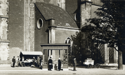 3406 Gezicht op het wachthuisje voor de tram, voor de Domkerk (Domplein) te Utrecht.